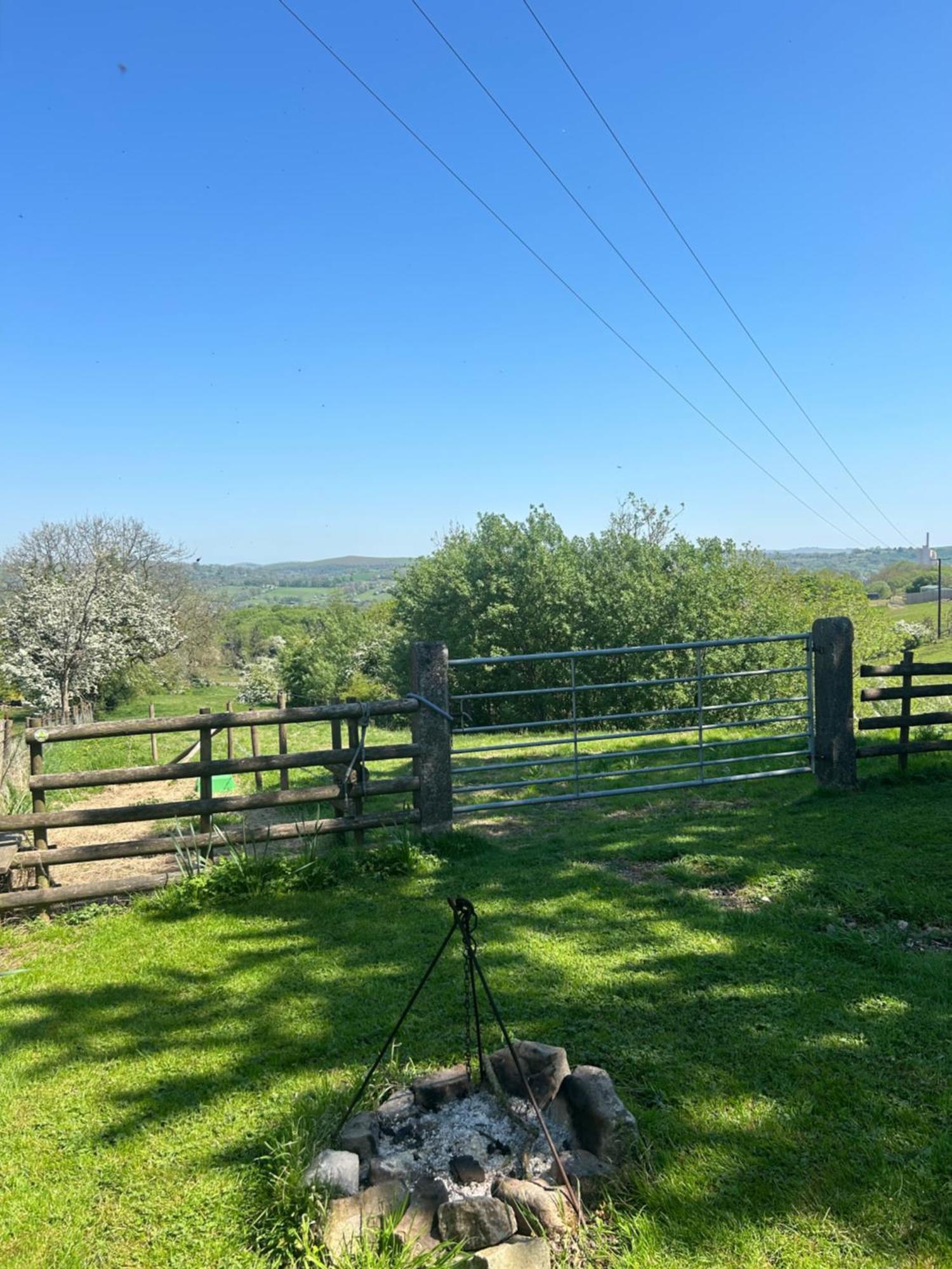 Rhodes To Serenity - Waterfall Shepherds Hut Cauldon Exterior photo